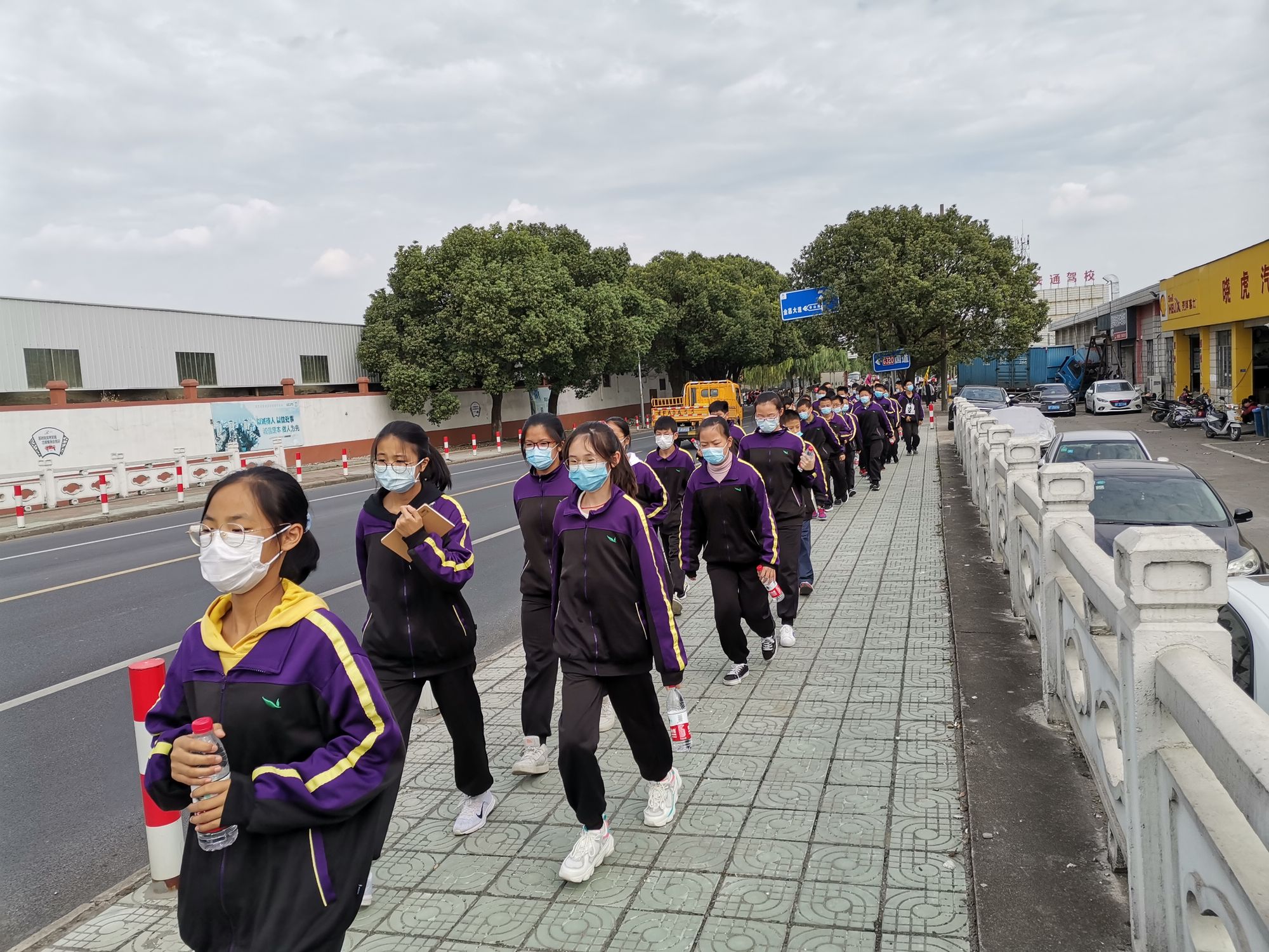 女巨人一脚_巨人的脚视频_女巨人的脚