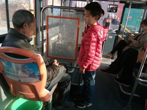 让座和座位_让座座位是哪个座_选择给谁让座