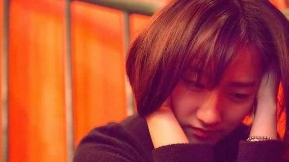 女生拿打手机游戏是什么心理_女生打游戏总是拿别人手机_女生拿打手机游戏是什么意思