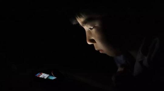 家人玩手机_亲人玩手机游戏_亲人玩手机游戏怎么办