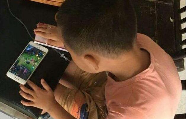 小孩玩手机游戏有好处吗_小孩玩游戏用什么手机_三岁小孩用手机玩的游戏