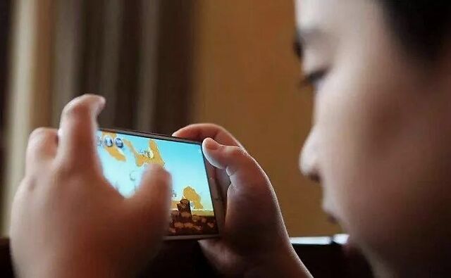 三岁小孩用手机玩的游戏_小孩玩游戏用什么手机_小孩玩手机游戏有好处吗